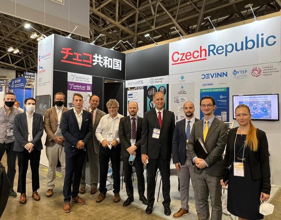 mpo_tweetuje's tweet photo. Slavnostní otevření českého stánku na #FuelCellExpo v Tokiu. Přípravu zajistil #CzechInvest a české velvyslanectví v Japonsku. Svá řešení vystavují: #CylindersHolding, #DEVINN, #InstarITS, #Leancat, #Kolibrik.net. Dále se výstavy účastní #MPO, #Hytep a Karlova universita. https://t.co/6zygpfwJnh