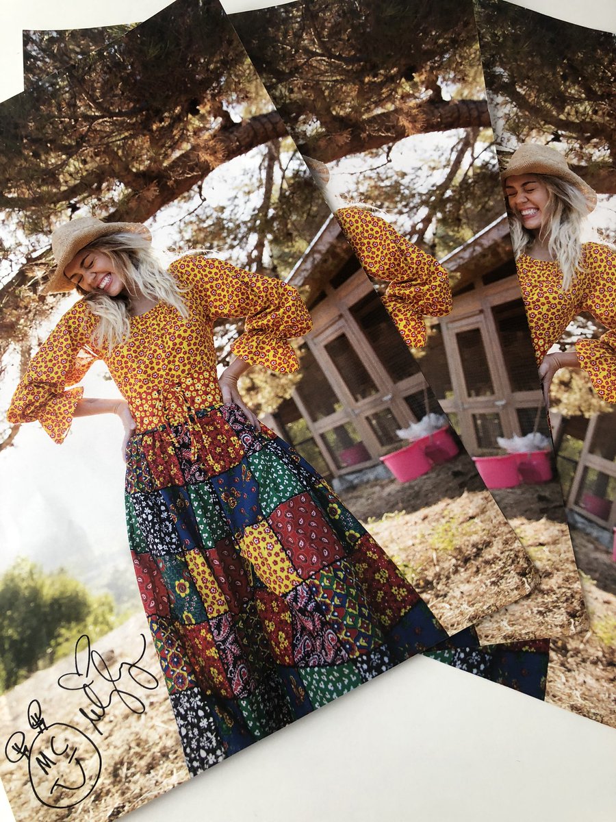 { GIVEAWAY }

Giving away 3 signed Miley Cyrus Younger Now posters. To enter follow and retweet. Winners will be picked Friday 2nd Sept.