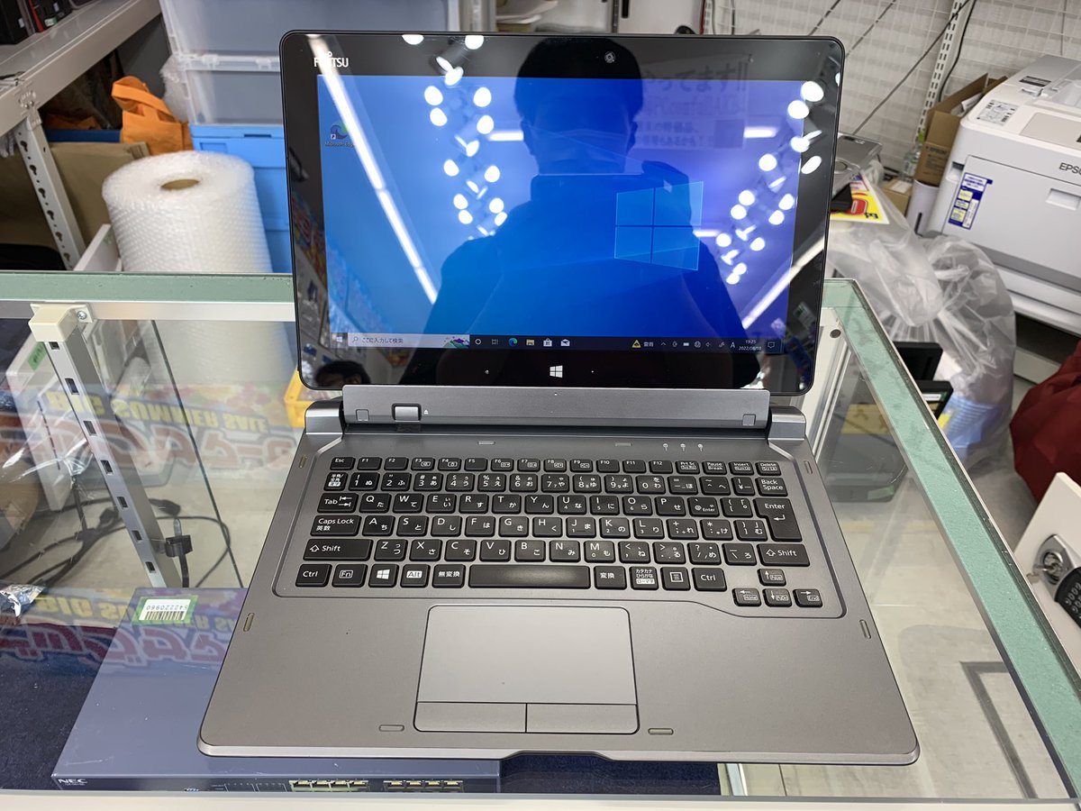 PCcomfullAKB4's tweet photo. 今週の秋葉原4号店限定セール!
①【ArrowsTab Q665/L】
またまた登場!Core M搭載の激安Winタブ!!
キーボード付きでタイピングも楽ちん♪軽作業ならこれでこなせます👍
FullHD液晶搭載で、発色キレイ✨
※保証なしとなります。
在庫は計35台!
#富士通 #ArrowsTab #Q665 https://t.co/Flg8zbfSRK