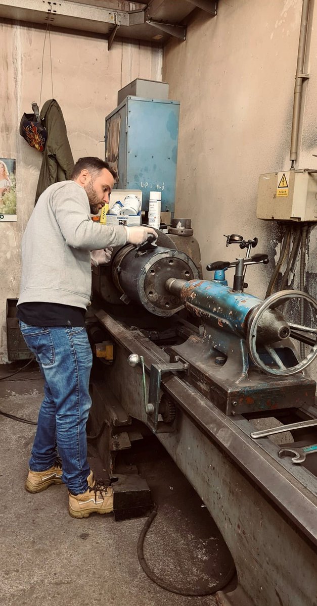 WEICON_de's tweet photo. Repair of an eccentric press with WEICON WR2 - material-saving, fast and easy! 

Reparatur einer Exzenterpresse mit WEICON WR2 - 
materialsparend, schnell und einfach!

#weicon #adhesive #epoxyresin https://t.co/8zOAm4VxiC