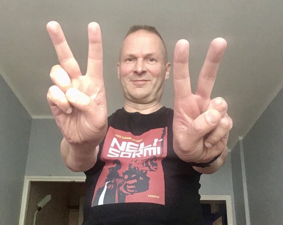 AriWahlsten's tweet photo. Tältä näyttää kirjailija, joka on kaksi minuuttia sitten saanut uuden kirjansa tekstin valmiiksi.😄😄😄 #langennutkaupunki #kitkarisma #dekkari @DocendonKirjat @CrimeTime https://t.co/CCyemVHMXK