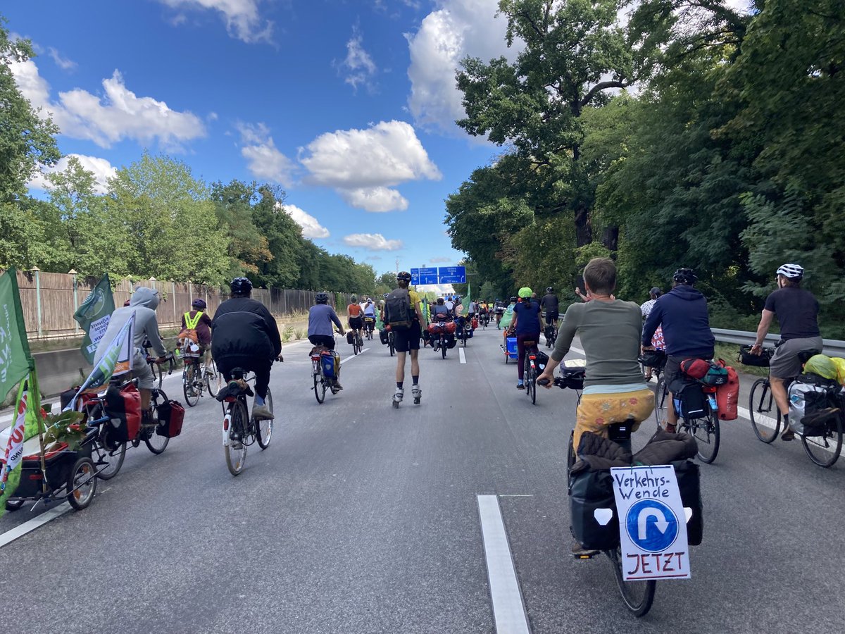 OKNB_NORD's tweet photo. Eben sind wir über die #AVUS nach Berlin zum Ministerium für Verkehr und Digitales gefahren und bleiben jetzt hier 1,5h bis 14:30 Uhr. Kommt vorbei! #OKNB https://t.co/9IPb4Q19Xl