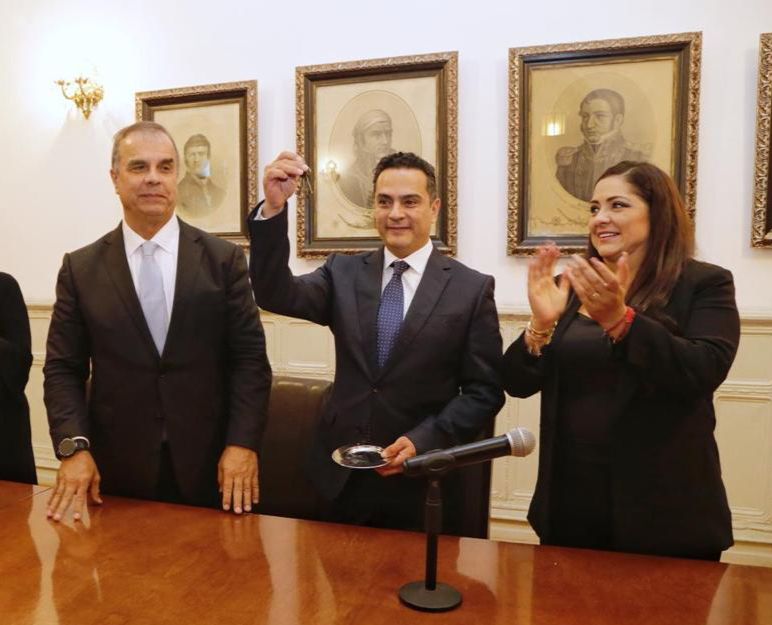 AlejandroFdelaP's tweet photo. "Ahora sí viene lo bueno", aseguró @josejoseantonio en los primeros minutos de su gobierno, donde recibió las llaves de @DurangoCap, con las que se abrirá, dijo, una nueva historia.

El presidente aprovechó para designar como encargado de despacho de @DurangoPC a @ComanParedes. https://t.co/PEeBp4tU3g