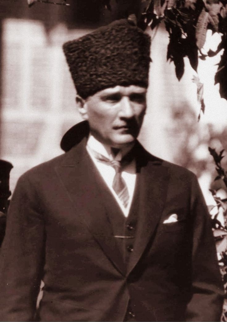 "Öğretmenler!

Yeni nesli, Cumhuriyet’in özverili öğretmen ve eğitmenleri, sizler yetiştireceksiniz; yeni nesil, sizin eseriniz olacaktır. Eserin kıymeti, sizin yeteneğiniz ve özveriniz derecesiyle uygun olacaktır..."+