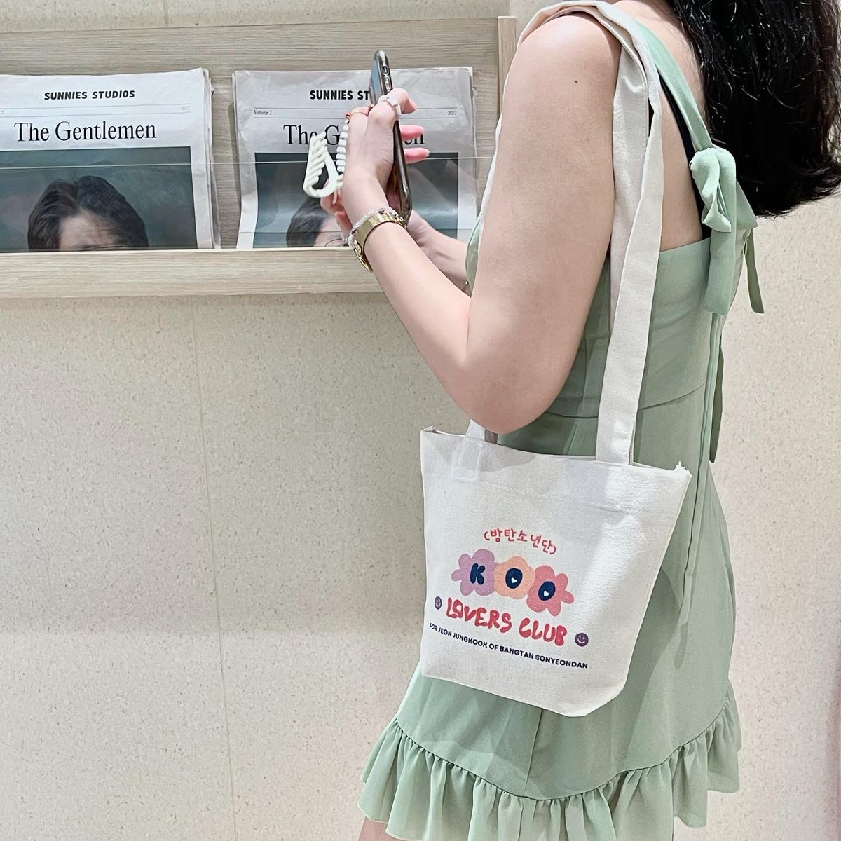 byarmyph's tweet photo. koo lovers club boat tote ♥
✿ thick canvas
✿ 10x8” w/ magnetic clasp
✿ 420

order via link in bio
other available totes: maknae line &amp; ot7
pre-order ends september 23

✦ hyung line totes available starting sept 12 https://t.co/6VGTH6QerN