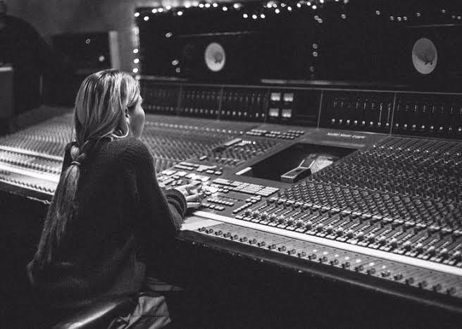 forchaerinnie's tweet photo. Things that make her happy (1) 

#CL #씨엘  @chaelinCL https://t.co/bDAkR8881H