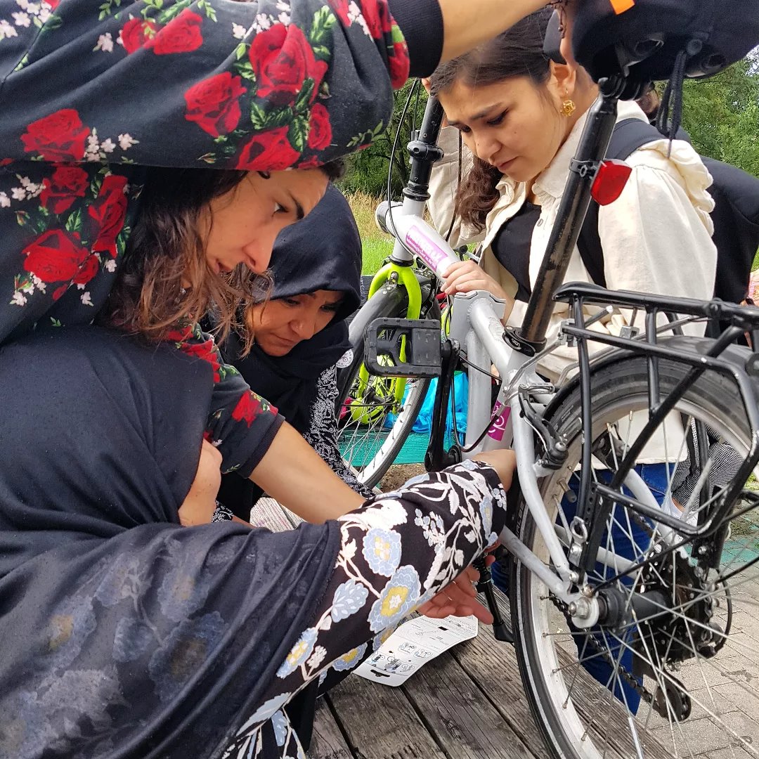 bikeygees's tweet photo. Teamwork wird bei uns ganz groß geschrieben. 👍🚴‍♀️🔧💜 Immer wieder machen wir Einheiten zur Fahrradwartung oder #Reparatur von kleinen Defekten.💪🏾🚴‍♀️🔧😘  Dazu gab's noch #unplattbare Mäntel. Danke an @BUTTERFIELDTRAV für den #support dabei. 💜 #bgzvorort #diy #cyclingisfreedom 😎 https://t.co/rHS1hBJFBM
