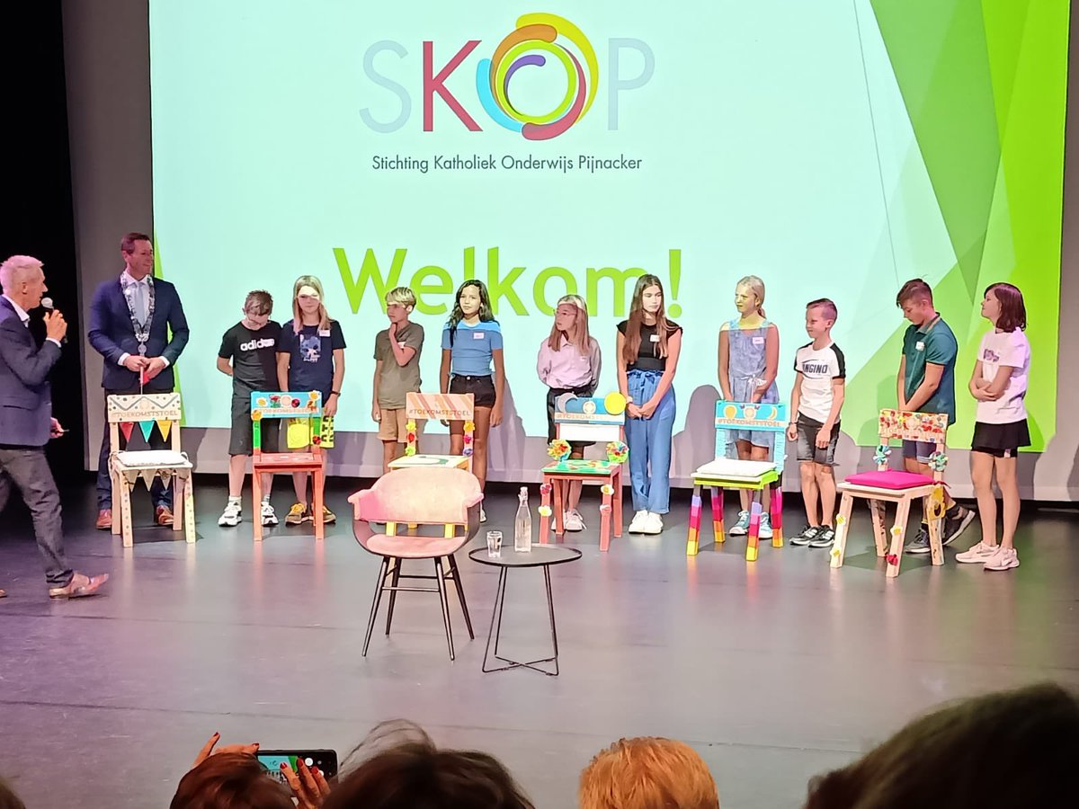 Wat een bijzonder mooie kick-off van het schooljaar. Na een inspirerend verhaal van <a href="/JanTerlouw/">Jan Terlouw</a> aan <a href="/SKOPPijnacker/">SKOP</a> kregen de burgemeester en de wethouder van onderwijs van <a href="/PijnackerNootdp/">Pijnacker-Nootdorp</a> een Toekomststoel aangeboden.
