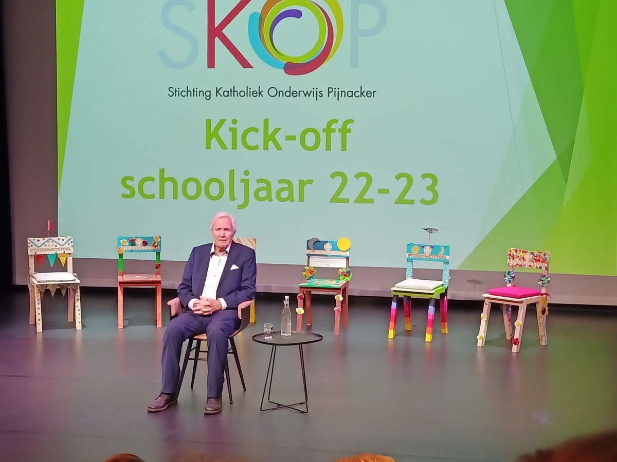 JohannesSKOP's tweet photo. Wat een bijzonder mooie kick-off van het schooljaar. Na een inspirerend verhaal van @JanTerlouw aan @SKOPPijnacker kregen de burgemeester en de wethouder van onderwijs van @PijnackerNootdp een Toekomststoel aangeboden. https://t.co/x3Kf1ugAXG