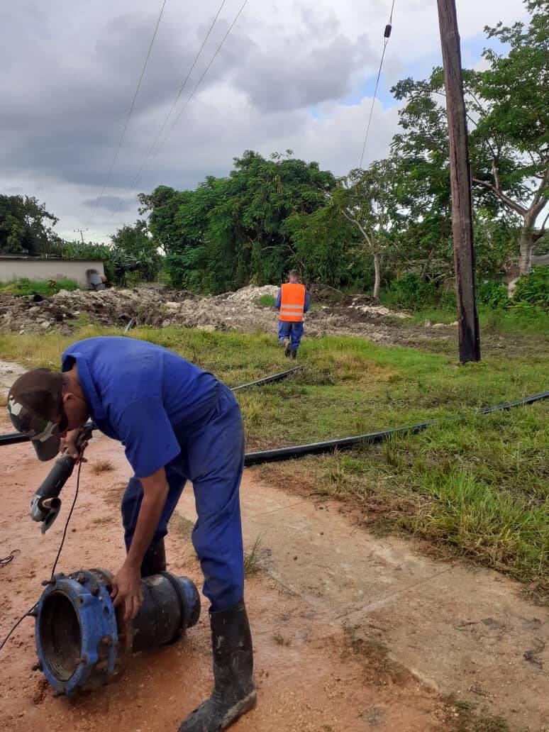 Finalizando la conexión de la Conductora #Cidra, zona del poblado de #Unión de #Reyes que se verá beneficiada con la terminación de esta obra.
#Emrohc 
#Conductora #Agua
#OsdeAys <a href="/MayraArevich/">Mayra Arevich Marín 🇨🇺</a> <a href="/YamileRamosCord/">Yamilé Ramos Cordero</a> <a href="/OSDE_AyS/">OSDE Agua y Saneamiento</a> <a href="/eaacmg/">EMPRESA DE ACUEDUCTO Y ALCANTARILLADO CAMAGUEY.</a> @Acueductomaya1 <a href="/ComunicadEiphh/">Comunicadora EIPHH</a> <a href="/EAAOeste/">EAA Aguas del Oeste de La Habana</a> <a href="/DtorCav/">Dtor.Inspeccion Estatal DPRH CAV</a>