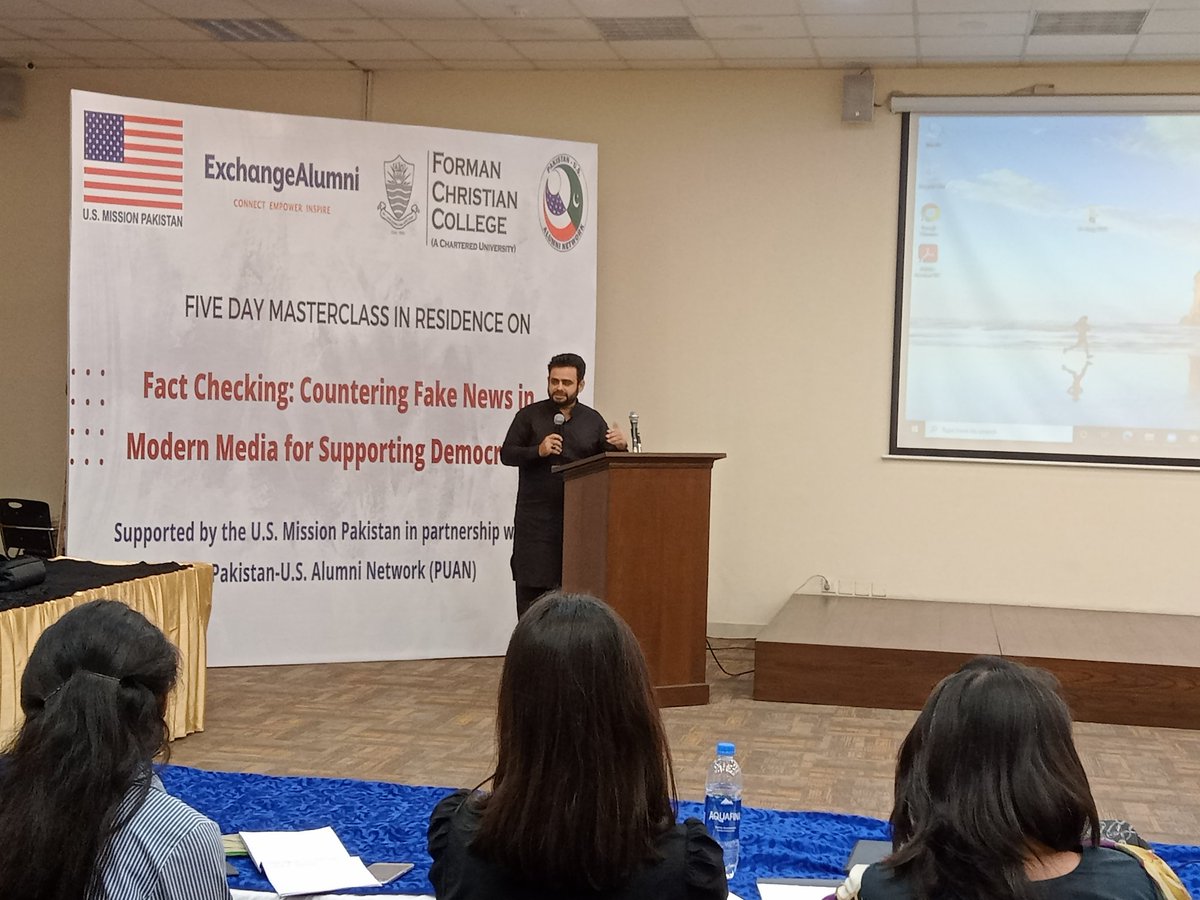 RachelAHasan's tweet photo. Masterclass supported by US Mission Pakistan in partnership with PUAN - Mr Murtaza Dar speaking on the psychology behind fake news and methods to detect them.
#FactCheck #puan @Altaafkhaan @Mehwish_Bat00l @SyedMSaqib07 https://t.co/9itQBnKBg6