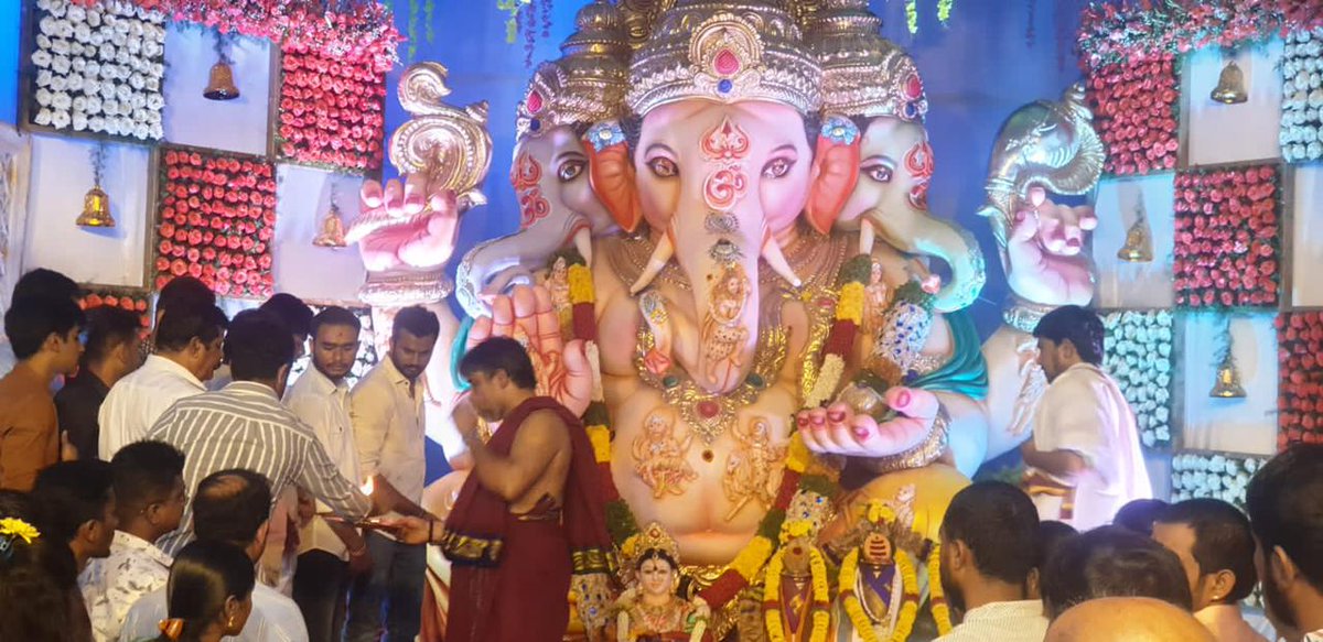 BNMREDDY's tweet photo. ಗಣೇಶ ಚತುರ್ಥಿಯ ಅಂಗವಾಗಿ ಬಿಟಿಎಂ ವಿಧಾನಸಭಾ ಕ್ಷೇತ್ರದ ಮಡಿವಾಳ ವಾರ್ಡಿನ ಹಲವಾರು ಕಡೆ ಭೇಟಿಕೊಟ್ಟು, ಗಣೇಶನ ದರ್ಶನ ಪಡೆದು ಸಡಗರದಿಂದ ಹಬ್ಬವನ್ನು ಆಚರಿಸಲಾಯಿತು.
#BNMR #Madivala #BTMLayout #TeamBNMR #RLR #ganeshchaturthi #ganeshchaturthi2022 https://t.co/P3OOOLMY9U
