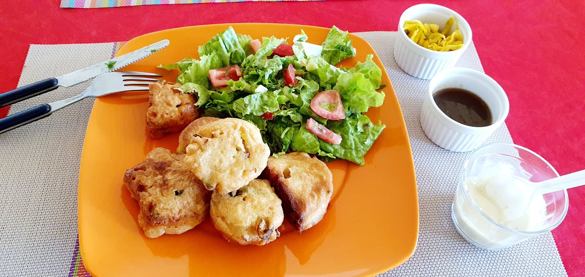 SozyToditsara's tweet photo. Enjoying fatty /oily  fritters for lunch.with 
greens. never mind going unhealthy today.  Shall see how my gut copes with this later in the day🤭😋.Shall ask advice from @anjara7 😉on how do deal with it.
#greedy #notsohealthy #nutrition https://t.co/OhG6fVrz6v