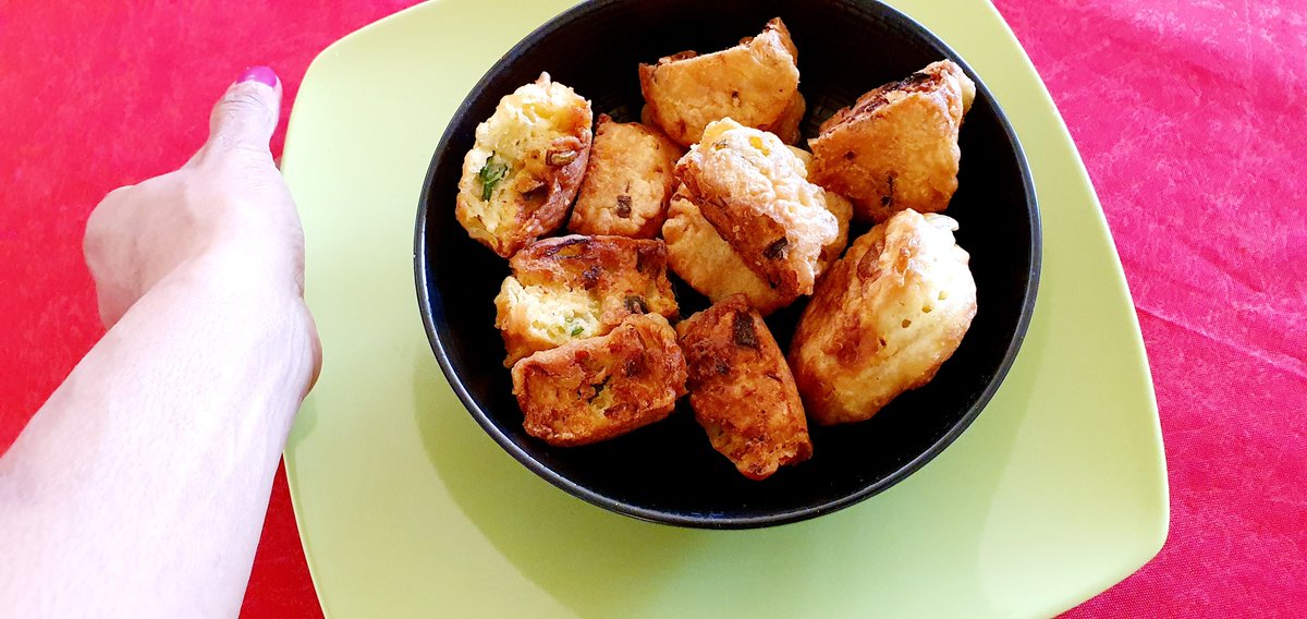 SozyToditsara's tweet photo. Enjoying fatty /oily  fritters for lunch.with 
greens. never mind going unhealthy today.  Shall see how my gut copes with this later in the day🤭😋.Shall ask advice from @anjara7 😉on how do deal with it.
#greedy #notsohealthy #nutrition https://t.co/OhG6fVrz6v
