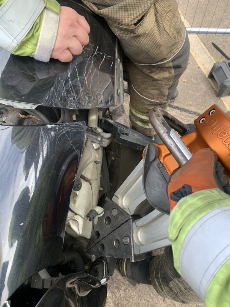 vRED_07's tweet photo. Quality training session for G/W @WMFSFallingsP sharing knowledge and best practice of RTC for scenarios involving the need for #dashboardroll and #dashboardlift 🚒🟢 @WestMidsFire @HolmatroRescue https://t.co/ItwJIZniUh
