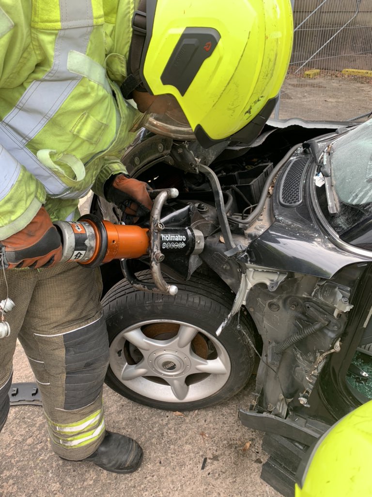vRED_07's tweet photo. Quality training session for G/W @WMFSFallingsP sharing knowledge and best practice of RTC for scenarios involving the need for #dashboardroll and #dashboardlift 🚒🟢 @WestMidsFire @HolmatroRescue https://t.co/ItwJIZniUh