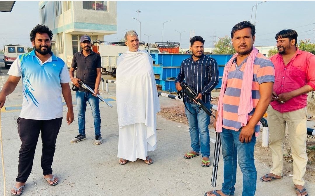 iAhirVikash's tweet photo. गौ रक्षा दल हरियाणा के शेर, सदैव धरातल पर कार्य करने वाले, हजारो गौ माता को कटने से बचाने वाले हिन्दू शेर, धर्म-धुरंधर, पूज्य श्री @AcharyaAzadji जी को सभी हिन्दू भगवाधारी फॉलो करें और इनकी ताकत बने, https://t.co/hjERzyXJBD