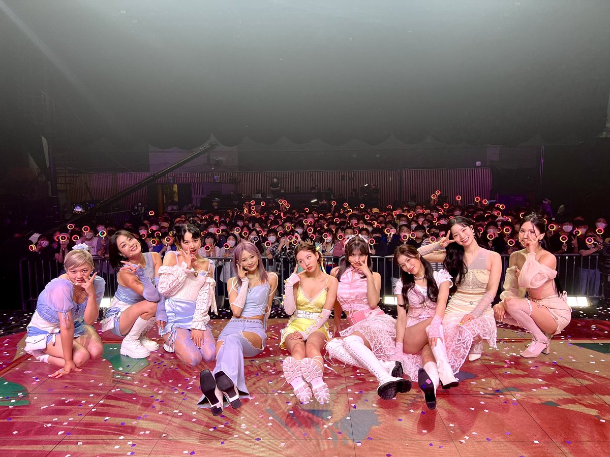 원스 한 명 한 명 트와이스 마음속에 찰칵 담으면📸
이번 주도 신나게 즐길 준비 완료🤩

By capturing each and every ONCE in TWICE’s heart📸
we are fully charged to have fun🤩

❣Listen "BETWEEN 1&amp;2" HERE👇
TWICE.lnk.to/BETWEEN1and2

#TWICE #트와이스
#BETWEEN1and2 #TalkthatTalk