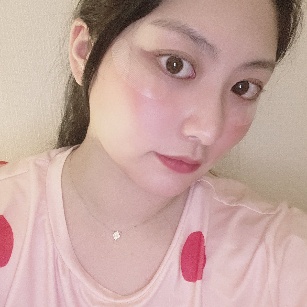 asuka_mobile's tweet photo. 目元、口元に貼って寝るだけ各層までうるおう注入シート❤︎
貼って寝るだけやから楽🥺✨
ヒアルロン酸の保湿針が計1500本入ってるみたいで、目元に貼ってるからチクチク感ある😂

キャンペーンにみんなも一緒に応募しよう✨
#ヒアロチューンでぷっくりぷるるん
#ヒアロチューン
#PR
@kosecosmeport https://t.co/d0UmRu0Zq2