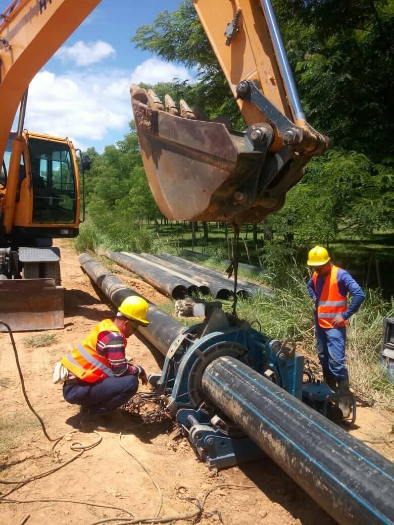 Se trabaja intensamente en la continuidad de la #conductora de #Viana en el municipio de Sagua la Grande de Villa Clara por parte de la #Emrohc 
#CubaViveYTrabaja @Acueductomaya1 <a href="/OSDE_AyS/">OSDE Agua y Saneamiento</a> <a href="/eaacmg/">EMPRESA DE ACUEDUCTO Y ALCANTARILLADO CAMAGUEY.</a> <a href="/ComunicadEiphh/">Comunicadora EIPHH</a> <a href="/DtorCav/">Dtor.Inspeccion Estatal DPRH CAV</a> <a href="/MayraArevich/">Mayra Arevich Marín 🇨🇺</a> <a href="/YamileRamosCord/">Yamilé Ramos Cordero</a> <a href="/EAAOeste/">EAA Aguas del Oeste de La Habana</a> <a href="/eaagtm/">Empresa Acueducto Guantánamo</a>