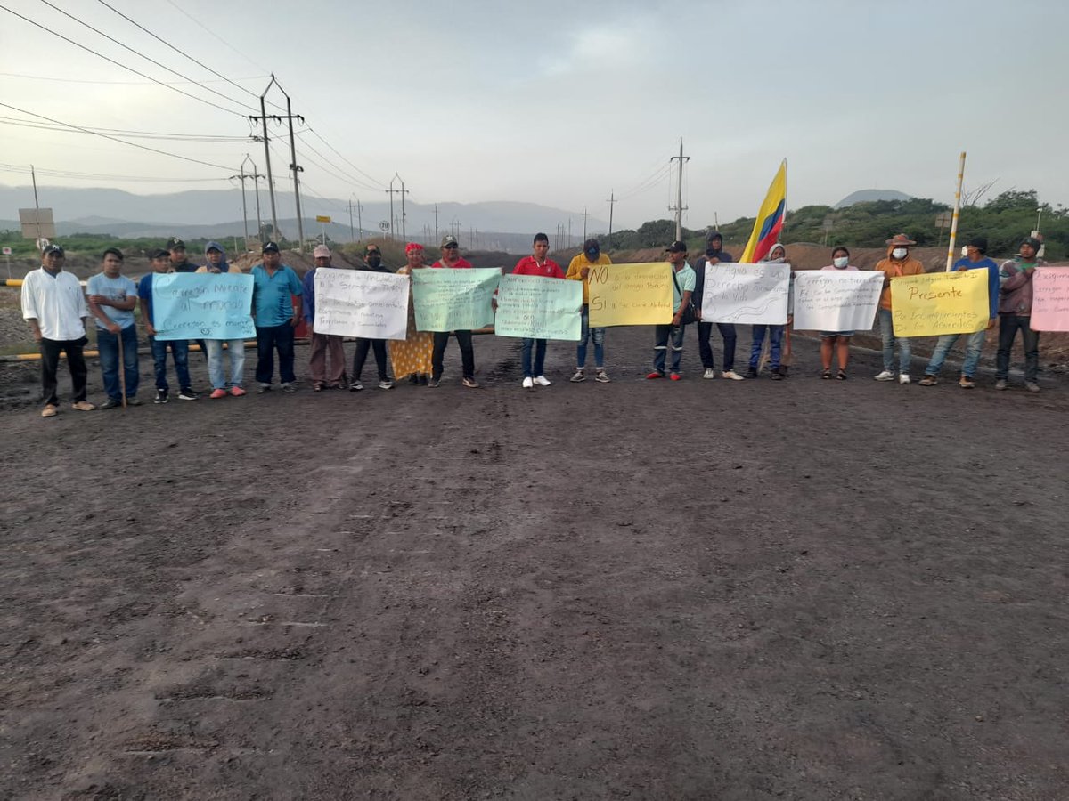 Indepaz's tweet photo. Comunidades impactadas históricamente por @CerrejonCol bloquean hoy la operación del sur.

Se exije presencia del @MinInterior, @MinasMinisterio, @MinAmbienteCo y de @Glencore.

Temas: incumplimientos de cerrejon, agua, sentencia 704 y demás impactos por explotación carbonifera. https://t.co/m8C4Uwy4zN