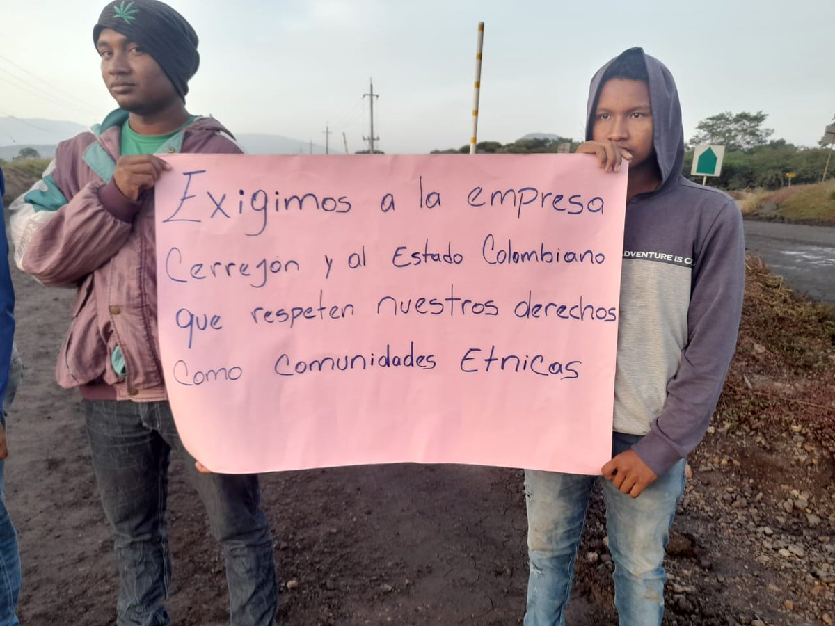 Indepaz's tweet photo. Comunidades impactadas históricamente por @CerrejonCol bloquean hoy la operación del sur.

Se exije presencia del @MinInterior, @MinasMinisterio, @MinAmbienteCo y de @Glencore.

Temas: incumplimientos de cerrejon, agua, sentencia 704 y demás impactos por explotación carbonifera. https://t.co/m8C4Uwy4zN
