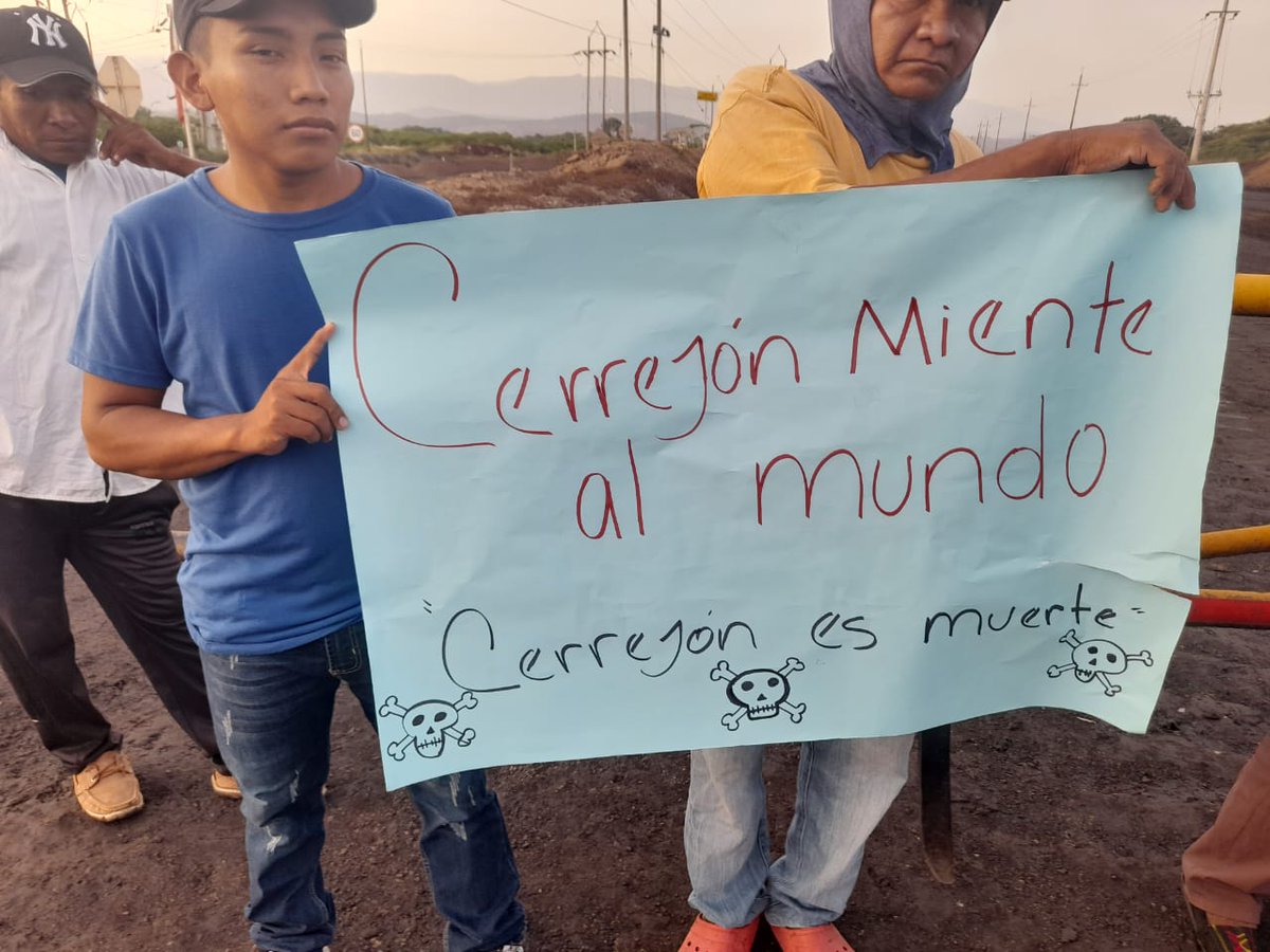 Indepaz's tweet photo. Comunidades impactadas históricamente por @CerrejonCol bloquean hoy la operación del sur.

Se exije presencia del @MinInterior, @MinasMinisterio, @MinAmbienteCo y de @Glencore.

Temas: incumplimientos de cerrejon, agua, sentencia 704 y demás impactos por explotación carbonifera. https://t.co/m8C4Uwy4zN
