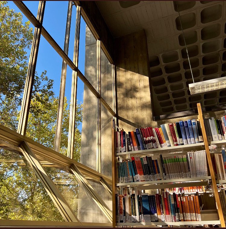 unicomplutense's tweet photo. Damos la b i e n v e n i d a
a s e p t i e m b r e abriendo nuestras facultades, centros y servicios de par en par, con energías renovadas, con miles de nuevos libros en las bibliotecas, con música, con deporte, exposiciones, conferencias…
#EstamosListos 😃
📸 @_guillerubio https://t.co/S6F5DhJQkK