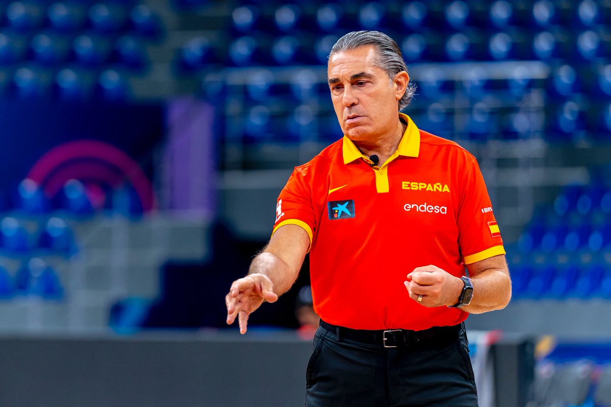 GIGANTESbasket's tweet photo. "Yo se lo digo a veces (a los jugadores). Lo bueno de no ser Jokic, Doncic o Antetokounmpo es que nadie espera que ganes un partido tú solo. Tenemos que hacerlo juntos"

🇪🇸Sergio Scariolo, minutos antes del debut en el @Eurobasket.

#Eurobasket🏀 https://t.co/oNOvcPRupY