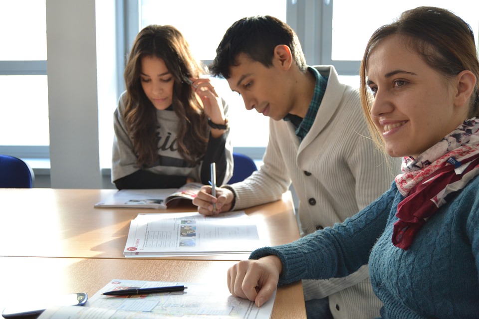 RRInternational's tweet photo. Programul #educaţional FLEX îşi propune să ofere liceenilor din #România ocazia de a #studia la un liceu american şi de a #locui împreună cu o familie americană pe parcursul anului şcolar 2023-2024, precizează ambasada. (2/2) https://t.co/mDco1CnJoa
