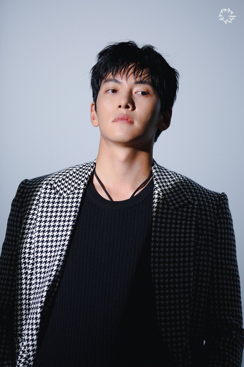 moon_jcw's tweet photo. كيف الي حوله متحملين كل هالجمال و الفخامة 🖤
 #jichangwook https://t.co/z6JfPCDxnd