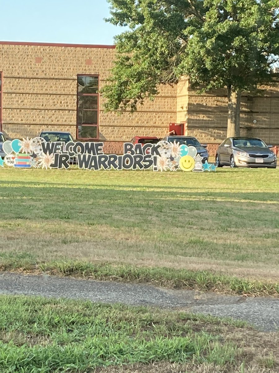 HoldenTom12's tweet photo. This was awesome to see as I drove by this morning on the #firstdayof school! ๐ @MartinElem_SPS @SeekonkPS https://t.co/diJIV8AmtO