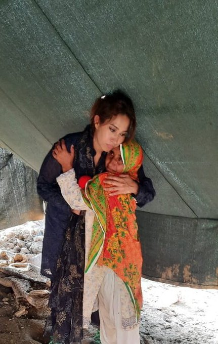 DeMarakaEntmt's tweet photo. Respect for senior Journalist 
@meherbokhari
 who are leading from front in showing us #FloodsInPakistan2022 https://t.co/GLrahgYgwU