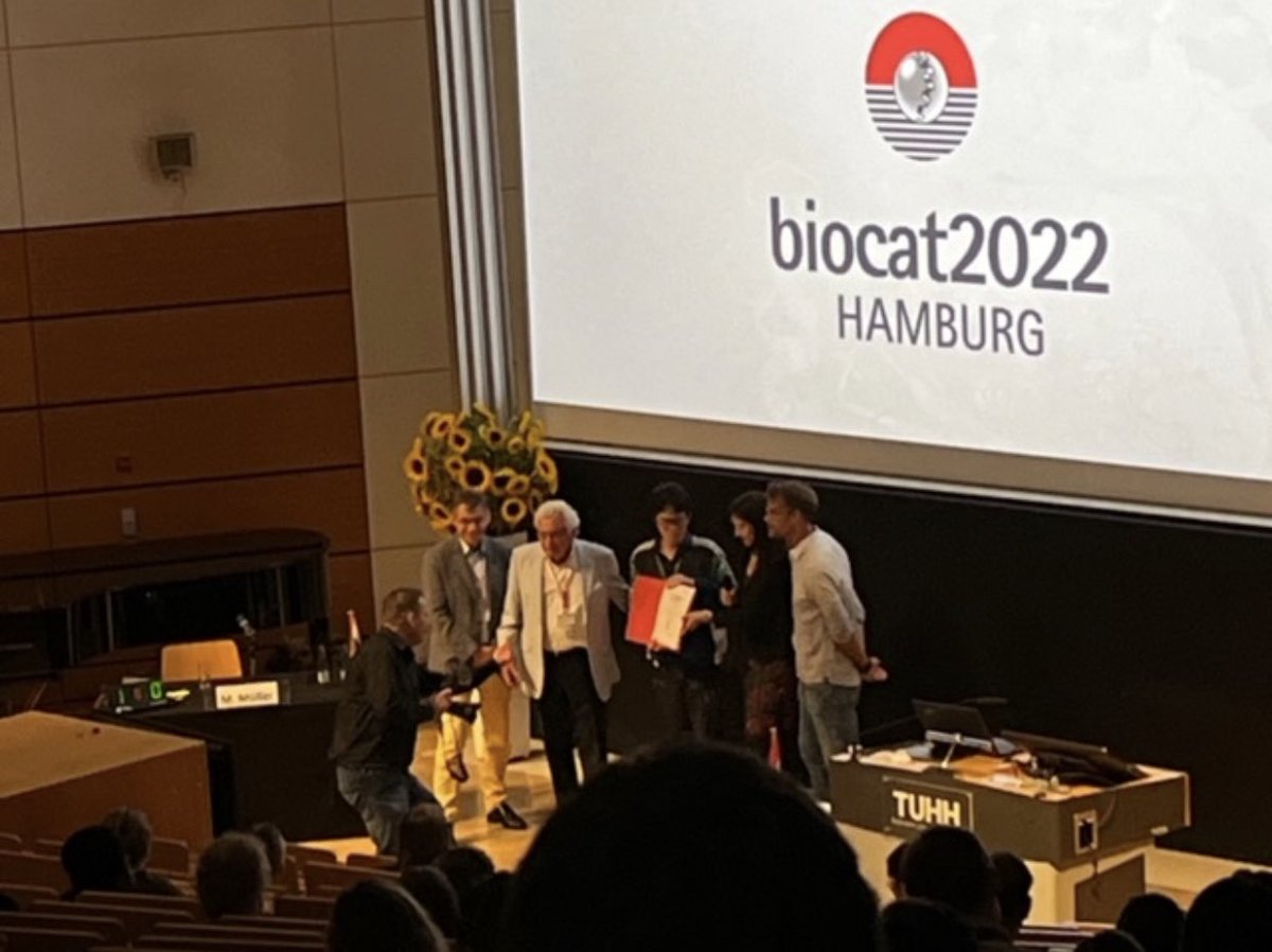 Kylie, Tim, Alison, Adam, Maya, Lucy and Charlotte, from the Vincent group, have been inspired by a week at International Biocatalysis Hamburg. Congrats to Adam and the flavins team for winning a poster prize! 😬