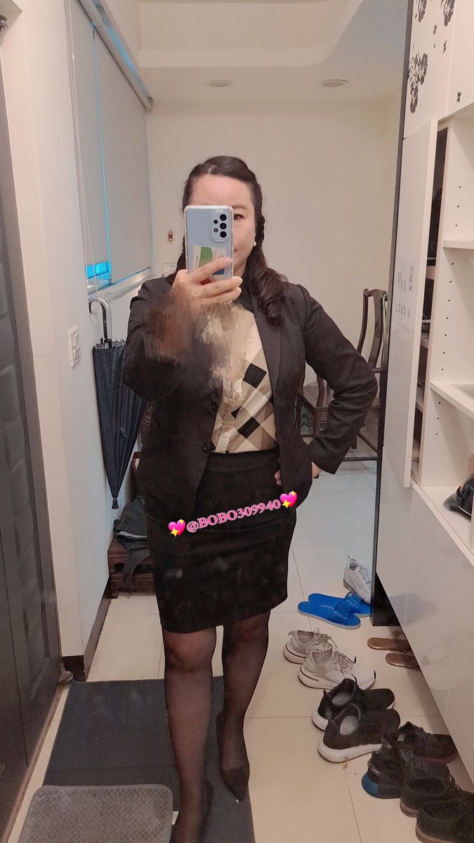 兩年沒這樣打扮了～久違的高跟鞋😊喜歡嗎？充電去😊💪
（#愛心+#轉推+#分享+#跟隨喔～）
#大奶
#原味
#離婚熟女
#地方媽媽 https://t.co/42B4M2ZrWR