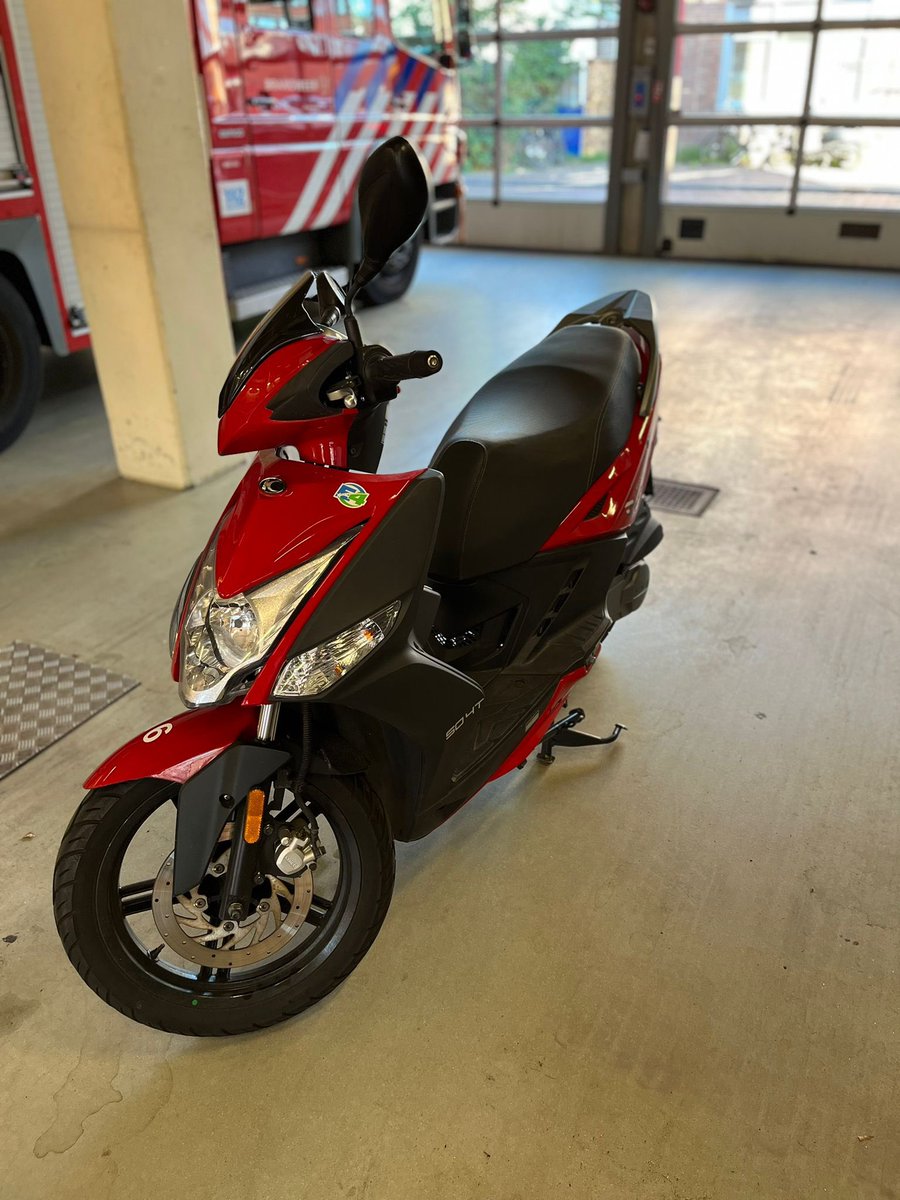 Frank_Kuntz's tweet photo. GESTOLEN: rode #brandweer scooter kenteken DTG-15-T Helaas is deze voor de deur bij één van onze brandweervrijwilligers @VrZW gestolen. Gezien de binnenkomende boetes rijdt de scooter tussen #Zaandam en #Amsterdam Wie helpt deze scooter terug te vinden? RT=👌���#samenvoorveilig https://t.co/2gMWHdGSWv