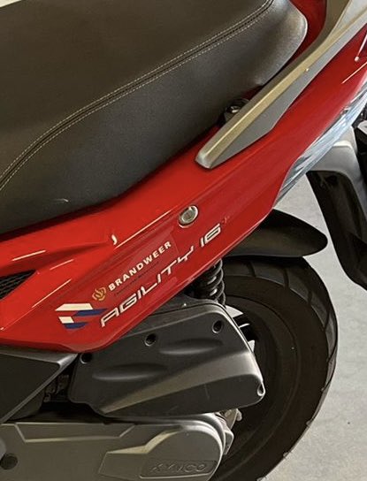 GESTOLEN: rode #brandweer scooter kenteken DTG-15-T Helaas is deze voor de deur bij één van onze brandweervrijwilligers <a href="/VrZW/">Veiligheidsregio Zaanstreek-Waterland</a> gestolen. Gezien de binnenkomende boetes rijdt de scooter tussen #Zaandam en #Amsterdam Wie helpt deze scooter terug te vinden? RT=👌👌#samenvoorveilig