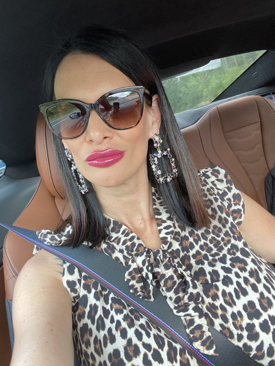 xenia_lady's tweet photo. Die Herrin gรถnnt sich heute eine kleine Auszeit! #bdsm #DOMInators #cbt #FistingTime #fisting #dominance #biglips https://t.co/PWnA9ZrQDe