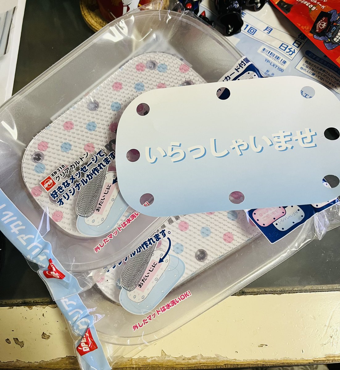 runa2yu ここにカルトン（コイントレーの正式名称ね）があるじゃろ。 中のシートを自作すればサークル専用のカルトンの出来上がりじゃ。  コミケでは使ってます。