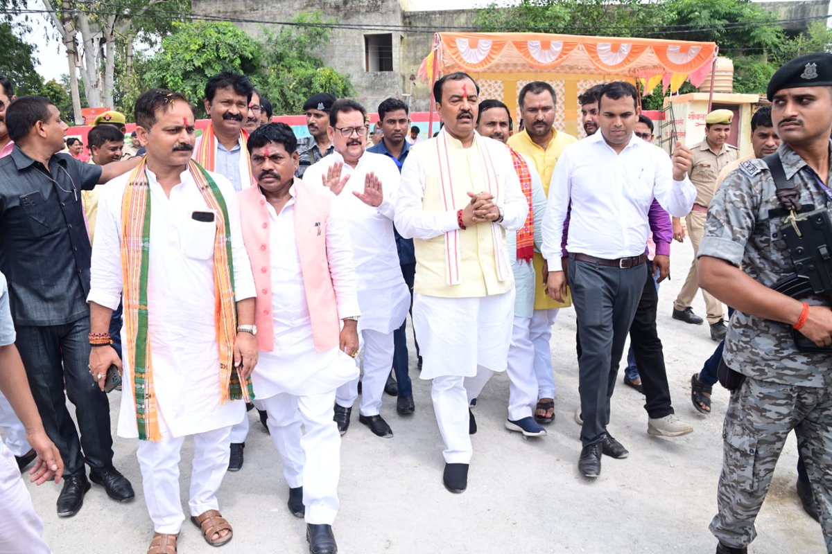 DyCMGoUP's tweet photo. मा. उपमुख्यमंत्री श्री @kpmaurya1 जी ने जनपद सोनभद्र में स्थित गौ आश्रम में गोवंश के रखरखाव की व्यवस्था का जायजा लिया तथा गोवंश के लिए चारे की व्यवस्था एवं साफ सफाई का विशेष ध्यान रखने के निर्देश दिए। https://t.co/yoYS7cPqRN