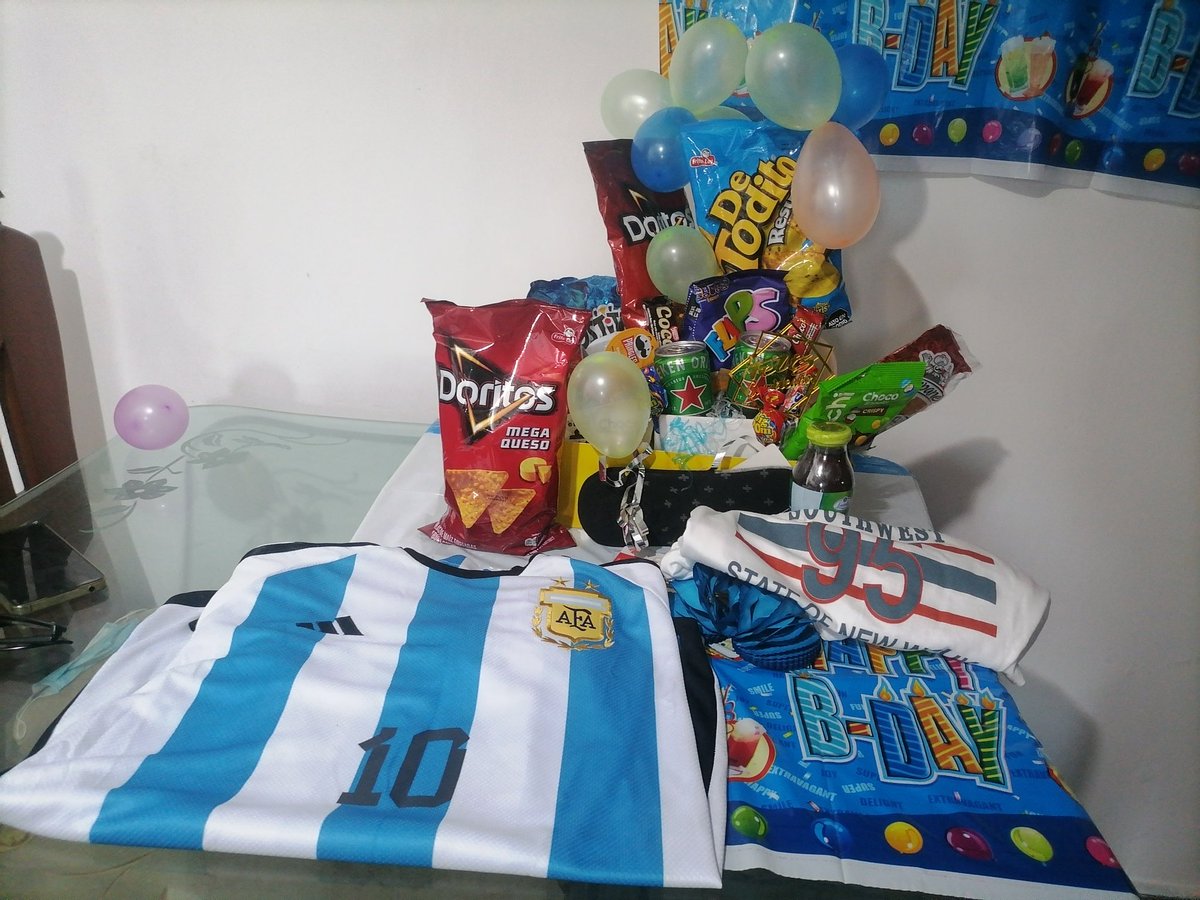 maurosj23's tweet photo. Que manera de empezar el día 🥰🥰
Como amo a mi familia❤️ son lo máximo 🥹🥹 #Welcome27
PD: Como deseaba esta camisa de Argentina 🙊🙊 https://t.co/Axz1drsKhG