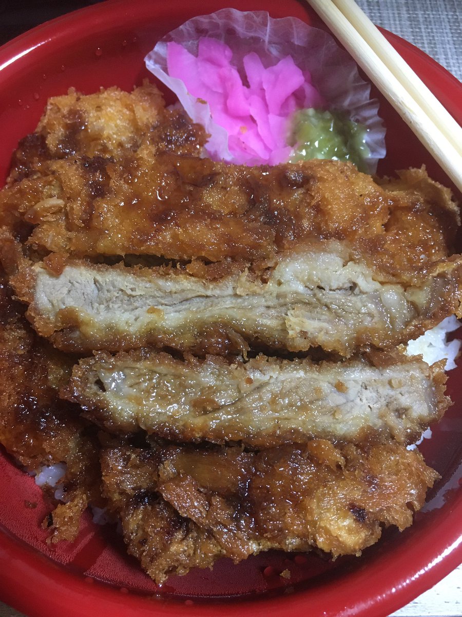mekanyanko's tweet photo. 牛かつ黒べこ
二度と頼まないブラックリスト入り決定
ミディアムレアどころかきっちりウェルダン
住所調べたら実店舗から揚げ屋のゴーストレストランだし

牛肉のから揚げって書いとけボケェい https://t.co/VoQ9c7wcco