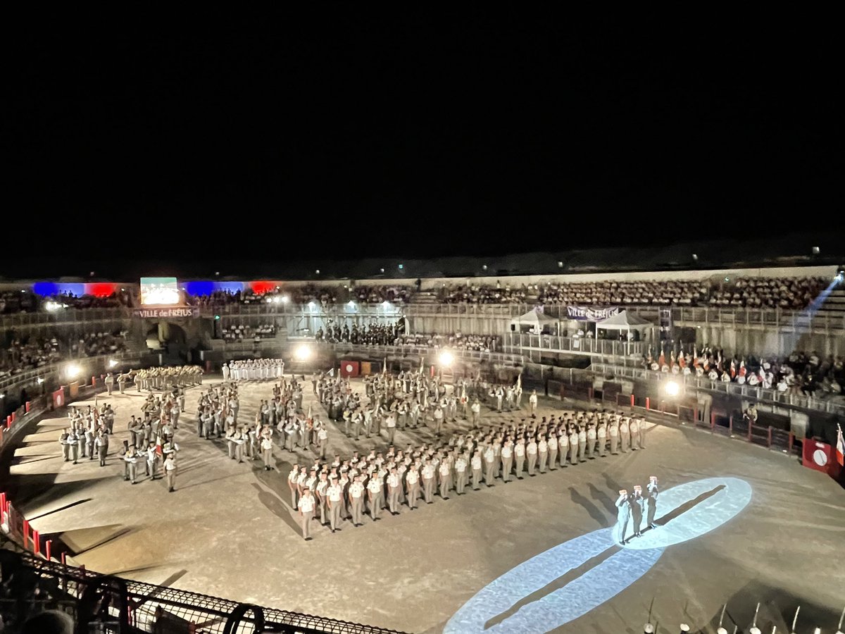 ychenevard83's tweet photo. Hier soir, je me suis rendu à Fréjus aux côtés de @SebLecornu, @MIRALLESMP et @tgassilloud à l’occasion des 400 ans des @troupesdemarine. Elles continuent de porter les valeurs et la bravoure des combattants de Bazeilles, morts pour nos couleurs. https://t.co/P1aHHnvLsk