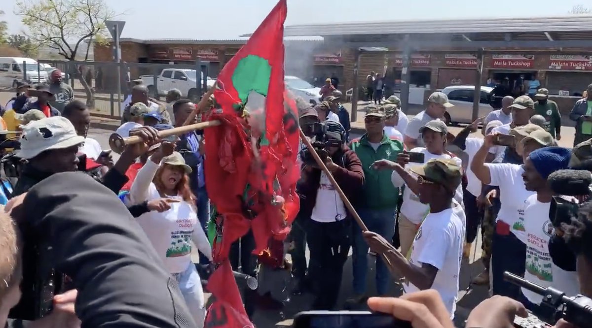 Operation Dudula sjamboks EFF members outside Kalafong Hospital, burn the party's flags

ow.ly/50KQ50KxH2N