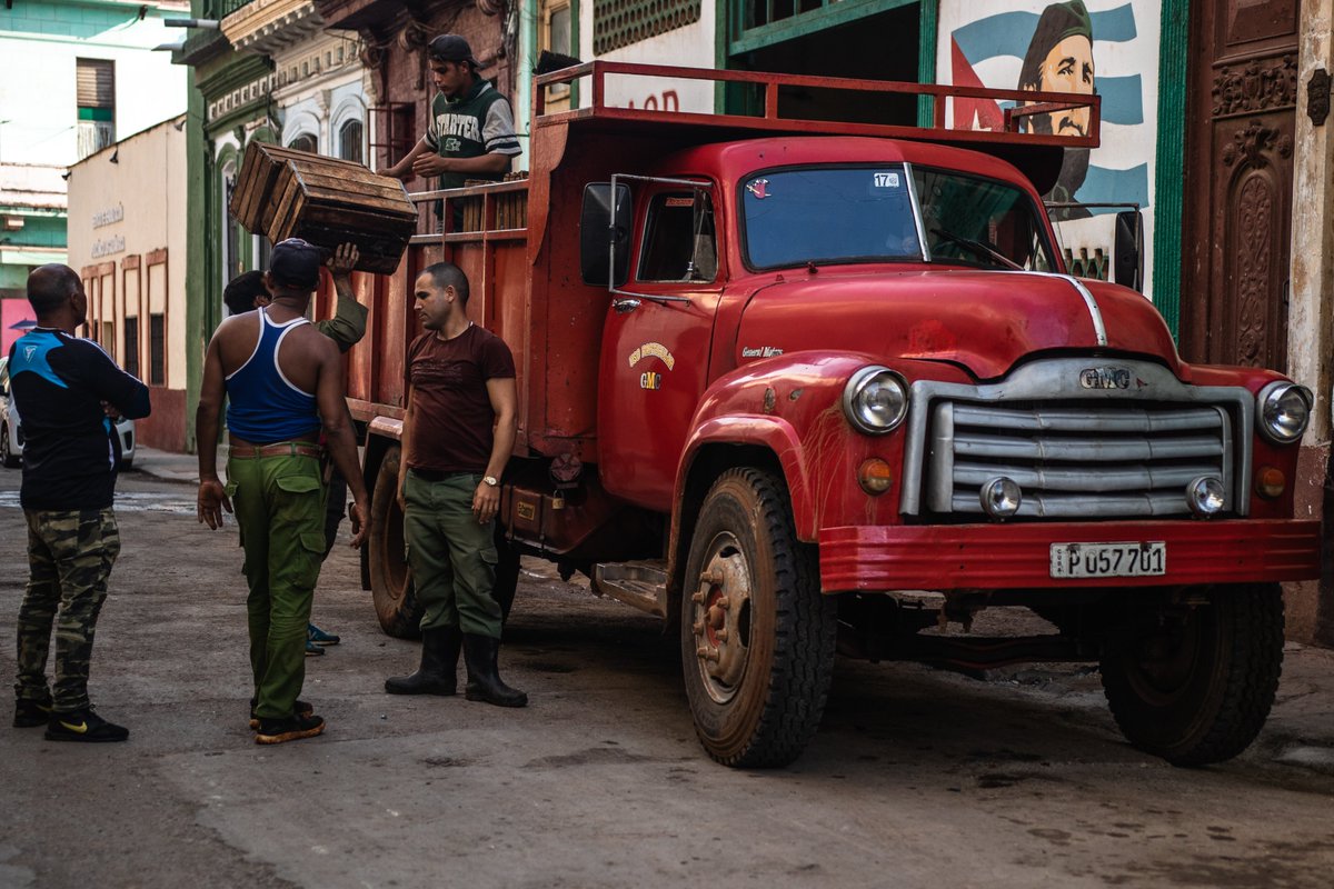 wannartcom's tweet photo. Fotoğrafçı Roving Rivera'nın objektifinden "Cubano Streets" koleksiyonuna ait fotoğraf çalışmaları. https://t.co/AS1t3v0Fea