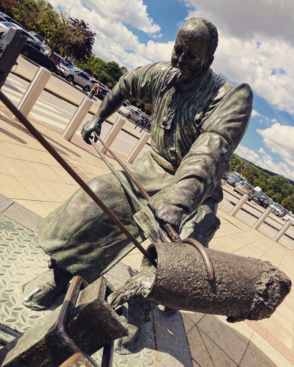 HellingtonBoots's tweet photo. Not exactly a place teeming with culture, but there is a sculpture entitled “Teeming” at #Meadowhell. 
#ArtEverywhere #LegsAndLaces
#Metal #BronzeStatue #Scuplture https://t.co/6EWSDfEumE