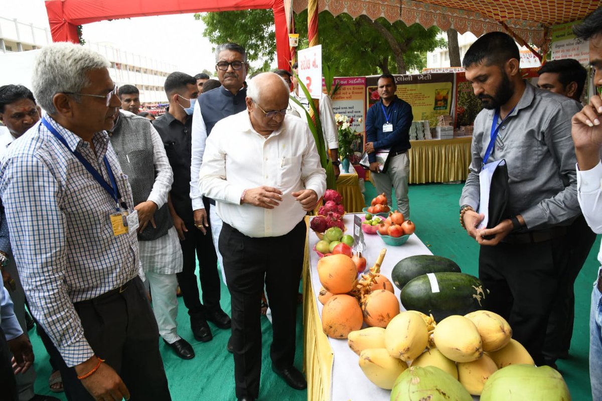 infojamnagargog's tweet photo. કમલમ ફ્રુટનું વાવેતર કરવા માટે સહાય કાર્યક્રમ, કોમ્પ્રીહેન્સીવ હોર્ટીકલ્ચર ડેવલપમેન્ટ કાર્યક્રમ, મિશન મધમાખી કાર્યક્રમ એમ કુલ 3 યોજનાનો મુખ્યમંત્રી દ્વારા શુભારંભ

જામનગર જિલ્લાના ધ્રોલ ખાતેથી મુખ્યમંત્રીશ્રીએ રાજ્યના ૬૮૪ બાગાયતી ખેડુત લાભાર્થીઓને રૂ.૨.૧૬ કરોડની સહાય એનાયત કરી https://t.co/IfCPbCbji1