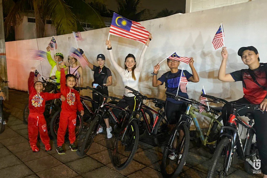 pmwilayah's tweet photo. Pada malam ambang Merdeka 2022 yang lalu, Pejuanita Muda Wilayah telah mengadakan Merdeka Cycling Tour bertempat di Tasek Titiwangsa, Kuala Lumpur.

Sambutan ambang merdeka di Tasek Titiwangsa sgt meriah dgn aktiviti berbasikal santai di samping jualan penjaja jalanan yg menarik. https://t.co/uiD36gV9nA