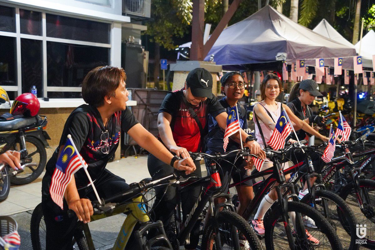 pmwilayah's tweet photo. Pada malam ambang Merdeka 2022 yang lalu, Pejuanita Muda Wilayah telah mengadakan Merdeka Cycling Tour bertempat di Tasek Titiwangsa, Kuala Lumpur.

Sambutan ambang merdeka di Tasek Titiwangsa sgt meriah dgn aktiviti berbasikal santai di samping jualan penjaja jalanan yg menarik. https://t.co/uiD36gV9nA