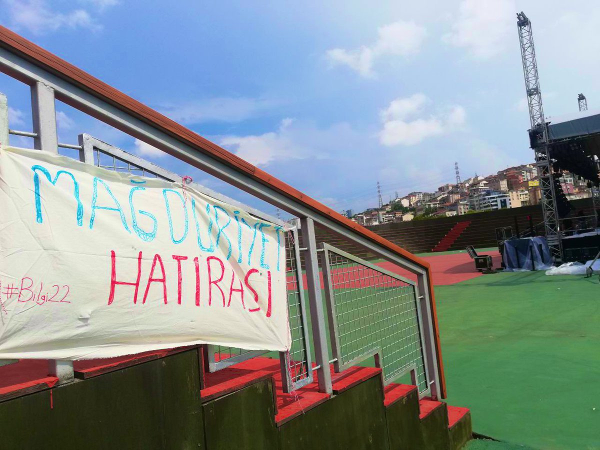 ogrncifaaliyeti's tweet photo. Bilgi Üniversitesi’nde yönetim, mezuniyet törenine 10 saat kala töreni 5 gün ertelendiğini duyurdu

Üniversite yönetiminin kararına karşı mezuniyet töreni alan��na “Mağduriyet Hatırası” yazılı pankartı astık

Arkadaşlarımızı fotoğraf çekilerek yönetimi protesto etmeye çağırıyoruz! https://t.co/HNETa4kYME
